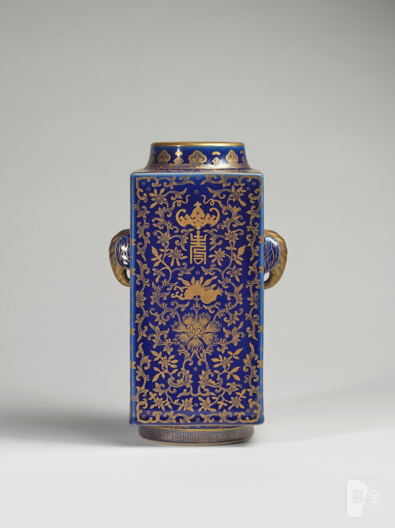 清光緒 灑藍地描金象耳銜環琮式瓶 「大清光緒年製」款 | VASE EN PORCELAINE BLEU POUDRÉ À DÉCOR À L'OR, CONG - 图10